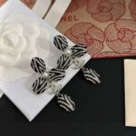 Chanel Women Clip-on Pendants in Metal Glass Pearls and Strass - Bild 5