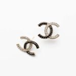 Boucles d'oreilles clous Chanel pour femme en métal et strass