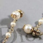 Dior Women Métamorphose Earrings Gold-Finish Metal and White Resin Pearls - Imagen 7