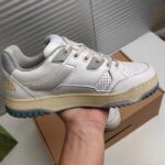 Gucci Unisex Distressed Effect Sneaker Off White Leather Grey Rubber Gucci Script Low Heel - Imagen 4