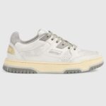 Zapatillas Gucci unisex con efecto desgastado, piel color blanco roto, goma gris, tacón bajo con inscripción Gucci