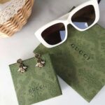 Gucci Women Bee Earrings with Interlocking G - Imagen 2