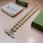 Gucci Women Bee Necklace with Crystals - Bild 3
