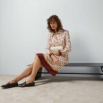 Gucci Women GG Diagonal Horses Print Silk Dress Point Collar Long Sleeves Rear Vent – Bild 14