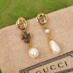 Gucci Women Interlocking G Flower Pearl Earrings – Bild 4