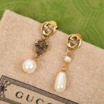Gucci Women Interlocking G Flower Pearl Earrings – Bild 5
