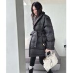 Louis Vuitton LV Women Flight Mode Monogram Jacquard Puffer Wrap Coat Polyamide Black - immagine 13