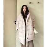 Louis Vuitton LV Women Flight Mode Monogram Jacquard Puffer Wrap Coat Polyamide Light Beige - Bild 15