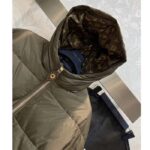 Louis Vuitton LV Men Monogram Accent Pillow Puffer Cape Khaki Regular Fit - Bild 6