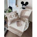 Sciarpa e coperta multifunzione unisex Chanel CC in cotone e lana, beige e tweed