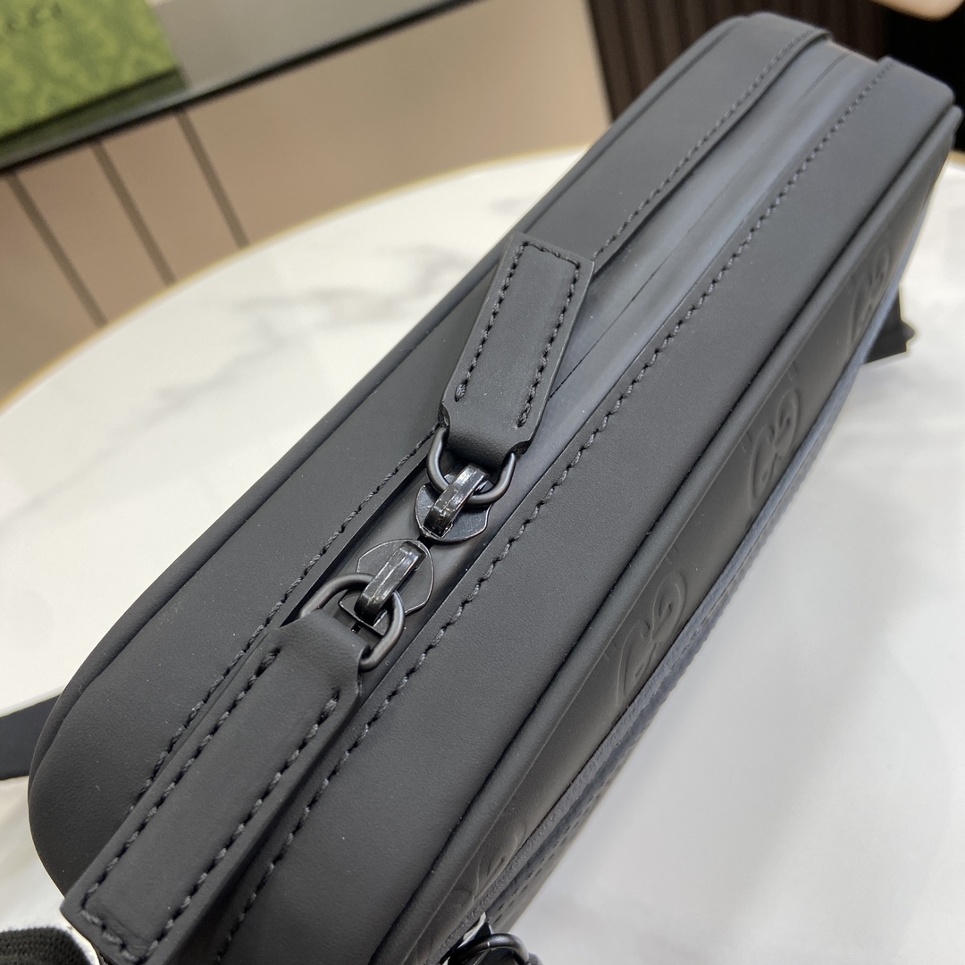 Gucci Unisex GG Belt Bag Black GG Rubber-Effect Leather Zip Closure (10)