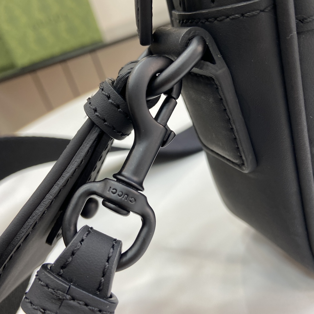 Gucci Unisex GG Belt Bag Black GG Rubber-Effect Leather Zip Closure (11)