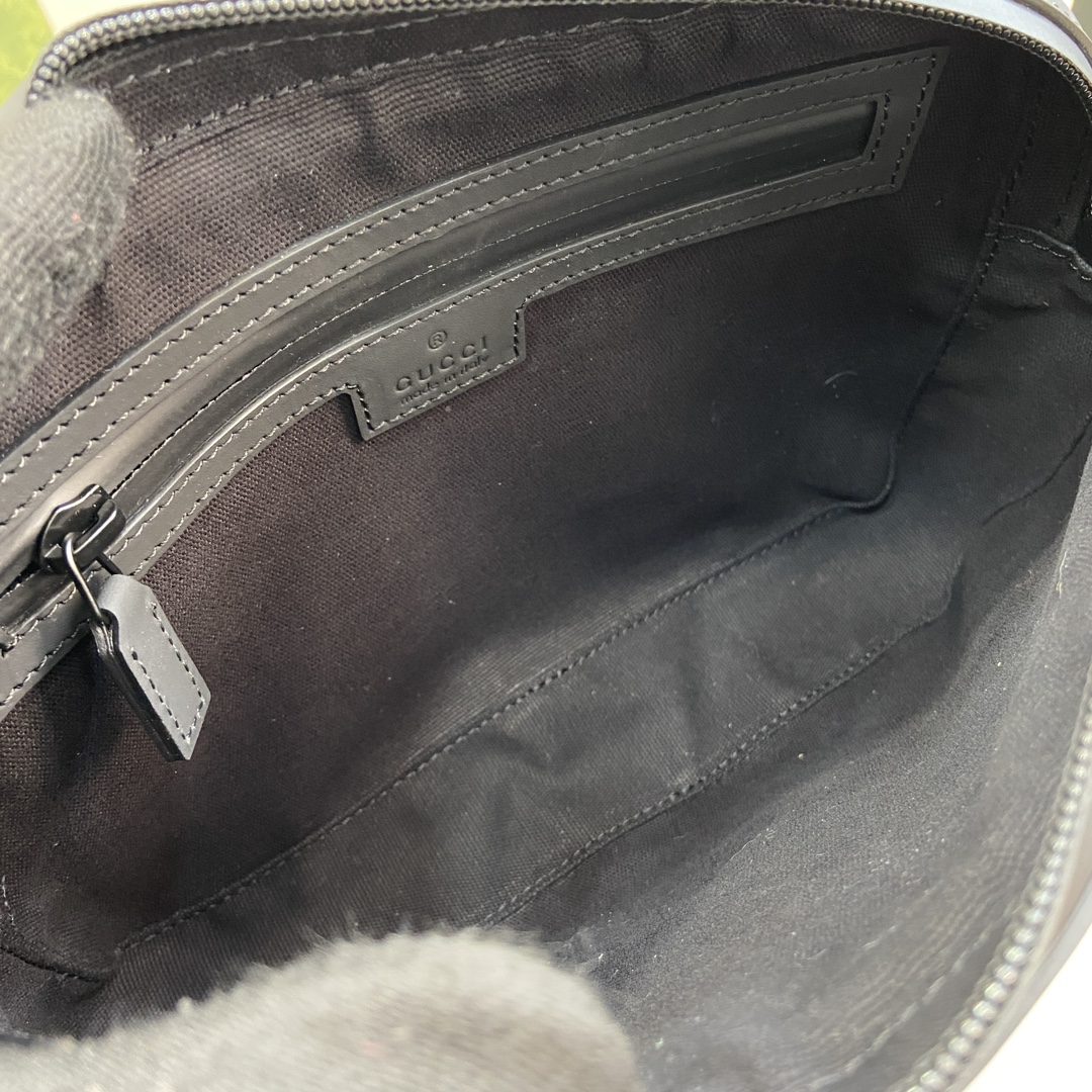 Gucci Unisex GG Belt Bag Black GG Rubber-Effect Leather Zip Closure (5)