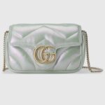 Gucci Damen GG Marmont Super Mini Tasche Hellgrünes schillerndes Matelassé-Chevron-Leder