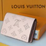 Louis Vuitton LV Unisex Cléa Wallet Magnolia Pink Mahina Perforated Calf Leather – Bild 3