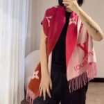 Louis Vuitton Unisex Reykjavik Gradient Scarf Grenadine Pink Cashmere Jacquard Weave Allover Monogram - Bild 2