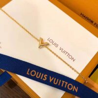 Louis Vuitton Women Essential V Bracelet (1)