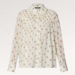 Camicia da donna Louis Vuitton con stampa floreale LV e colletto a balze in seta, colore bianco latte, vestibilità regolare