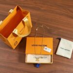 Louis Vuitton Women LV Iconic Pearls Necklace - Bild 2