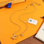 Louis Vuitton Women LV Iconic Pearls Necklace - Bild 3