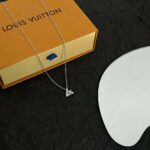 Louis Vuitton Women LV Volt One Pendant in White Gold - Bild 2