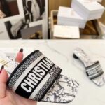 Dior Women Dway Heeled Slide White Black Embroidered Cotton Toile De Jouy Voyage Motif Reference: KCQ902VOY_S15W - Bild 10