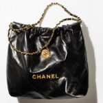 Bolso de mano Chanel CC 22 para mujer, piel de becerro brillante, metal dorado y negro