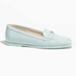 Mocassins Chanel CC pour femme en cuir de veau verni bleu clair, talon de 1 cm