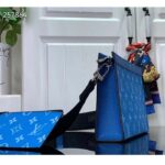 Louis Vuitton LV Unisex Gaston Wearable Wallet Blue Monogram Coated Canvas M83099 - Bild 4