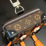 Louis Vuitton LV Unisex Mister Trunk Key Holder And Bag Charm M01201 - immagine 7
