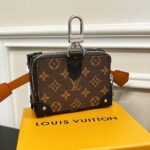 Louis Vuitton LV Unisex Mister Trunk Key Holder And Bag Charm M01201 - immagine 6