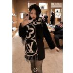 Louis Vuitton Unisex LV Medallion Scarf Black Wool Jacquard M79212 - Imagen 9