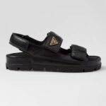 Sandali da donna Prada in pelle nappa con suola in gomma e battistrada carrarmato