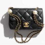 Bolso pequeño con solapa CC de Chanel para mujer, de piel de cordero y perlas de imitación negras.