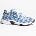 Baskets Chanel CC pour femme en tissu bleu clair et blanc, talon de 1 cm