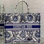 Dior Unisex Medium Book Tote White Navy Blue Toile De Jouy Soleil Embroidery - Imagen 2