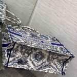 Dior Unisex Medium Book Tote White Navy Blue Toile De Jouy Soleil Embroidery - Imagen 5