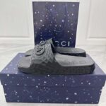 Gucci Unisex GG Interlocking G Slide Sandal Black Textured Rubber - Imagen 2