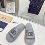 Gucci Unisex GG Interlocking G Slide Sandal Grey Textured Rubber - Imagen 3