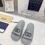 Gucci Unisex GG Interlocking G Slide Sandal Grey Textured Rubber - Imagen 5