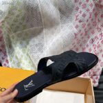 Louis Vuitton LV Unisex Oasis Mule Black Monogram-Embossed Grained Calf Leather 1ACHJ6 - Bild 8