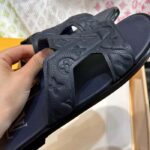 Louis Vuitton LV Unisex Oasis Mule Black Monogram-Embossed Grained Calf Leather 1ACHJ6 - Bild 10