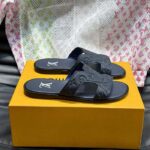 Louis Vuitton LV Unisex Oasis Mule Black Monogram-Embossed Grained Calf Leather 1ACHJ6 - Bild 2