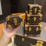 Louis Vuitton LV Unisex Pyramid Trunk Brown Monogram Coated Canvas M10052 - immagine 15