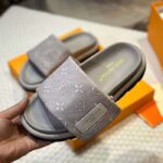 Louis Vuitton Unisex Pool Pillow Flat Comfort Mule Beige Monogram Jacquard 1ACJ01 - immagine 7