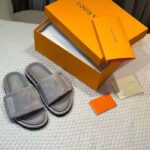 Louis Vuitton Unisex Pool Pillow Flat Comfort Mule Beige Monogram Jacquard 1ACJ01 - immagine 2