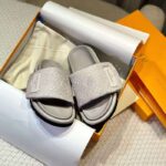 Louis Vuitton Unisex Pool Pillow Flat Comfort Mule Beige Monogram Jacquard 1ACJ01 - immagine 5