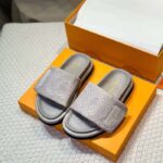 Louis Vuitton Unisex Pool Pillow Flat Comfort Mule Beige Monogram Jacquard 1ACJ01 - immagine 6