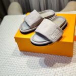 Louis Vuitton Unisex Pool Pillow Flat Comfort Mule Beige Monogram Jacquard 1ACJ01 - immagine 3