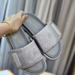 Louis Vuitton Unisex Pool Pillow Flat Comfort Mule Beige Monogram Jacquard 1ACJ01 - immagine 8